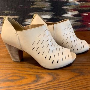 Clarks Artisan 9.5 peep toe bootie
